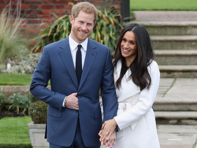 Hal lain yang dianggap melanggar tradisi kerajaan Inggris adalah hari pernikahan mereka. Sejak turun-temurun, keluarga kerajaan tidak melangsungkan pernikahan di akhir pekan. Namun Meghan dan Pangeran Harry memilih hari Sabtu tepat di tanggal 19 Mei 2018.  Foto: Chris Jackson/Getty Images
