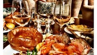 Di London ia menyantap irisan daging panggang dengan puding Yorkshire. Tak lupa pelengkap sayuran dan champagne. Foto: Instagram Meghan Markle