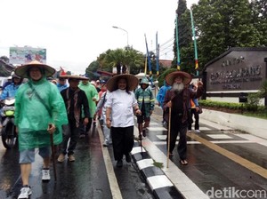 Pindah Tugas, Romo Budi Berjalan Kaki dari Ungaran ke Semarang