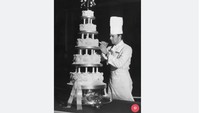 Royal wedding cake milik pasangan Princess Anne dan Captain Mark Phillips terdiri dari 5 tingkat kue dengan lapisan permukaan berupa cream. Sebuah pita besar dan rangkaian bunga menjadi titik fokus kue yang tampak manis ini. Foto: Istimewa