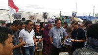 Hakim (tengah) Maringan Sitompul ditemani pegawai PN Jakut. Foto: Samsudhuha Wildansyah/detikcom