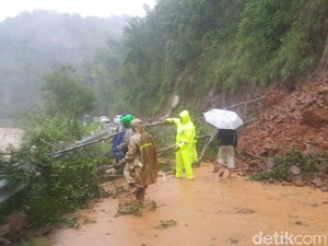 Jalan ke Pacitan Longsor, Basarnas Terpaksa Memutar Melalui Jateng