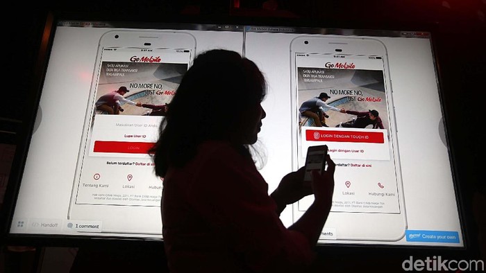 Bank CIMB Niaga terus berinovasi meningkatkan kenyamanan bertransaksi di era digital dengan meluncurkan The New Go Mobile, di Jakarta, Rabu (29/11/2017). Peluncuran dilakukan oleh Presiden Direktur CIMB Niaga Tigor M. Siahaan (tengah) bersama Direktur Consumer Banking CIMB Niaga Lani Darmawan (kiri), dan Direktur Strategy and Finance CIMB Niaga Wan Razly (kanan).