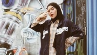 Seperti penampilannya yang memadukan kemeja sang ayah dengan baju baseball dan celana hitam panjang. (Dok. Instagram/siviazizah)