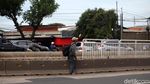 JPO Daan Mogot Putus, Warga Menyeberang di Jalan Raya