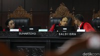 Suhartoyo berdiskusi dengan Saldi Isra di sela-sela sidang.