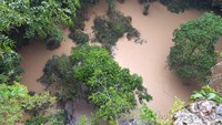 Gua Jomblang berada di Desa Jetis Wetan, Kecamatan Semanu, Kabupaten Gunungkidul, DI Yogyakarta. Gua vertikal ini sedang terendam banjir sampai ketinggian 60 meter. Namun hingga pukul 16.00 WIB sore, Rabu (29/11/2017) posisi air sudah turun 20 meter (dok istimewa/Cahyo Alkantana)