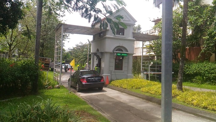 Bendera Kuning dan Bunga Dukacita Tampak di Rumah Bondan Winarno