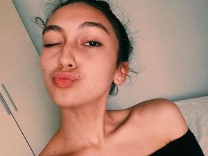 Saffron Llewellyn, Model Cantik Cucu Bondan Winarno