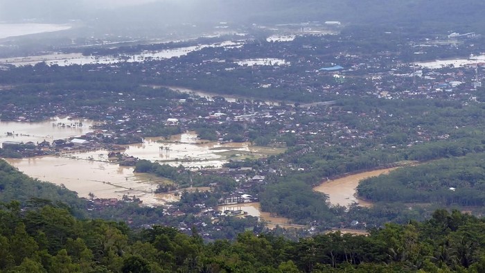 Terjebak Banjir Besar Saat Traveling, Harus Bagaimana?