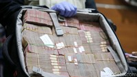 Uang yang diamankan ada 3 koper yang masing-masingnya berisi Rp 1 miliar.