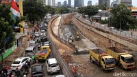 Arus lalu lintas tersendat akibat penyempitan jalan.