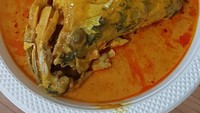 Gulai kepala ikan dari Rumah Makan Medan Baru, Jakarta jadi santapan Bondan Winarno pada 9 Oktober lalu. Foto: Instagram/maknyusbw