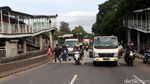 JPO Daan Mogot Putus, Warga Menyeberang di Jalan Raya