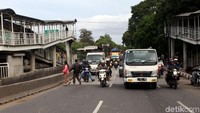 Meski berbahaya warga tetap nekat menyeberang di jalan raya yang ramai lalu-lalang kendaraan.