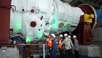 Gas Turbine sebagai komponen dasar pembangungan pembangkit listrik, kini resmi dipasang di site PLTGU Jawa 2 pada 28 November 2017. Pengiriman Gas Turbine yang pertama sudah dilakukan tanggal 26 September 2017 lalu. Diberangkatkan dari Takasago, Jepang, dan tiba di Pelabuhan Ciwandan Merak, Indonesia, pada 13 Oktober 2017. Alat ini sudah berada di site sejak 19 November lalu, dan pada hari ini resmi dipasang pada porosnya. Agus Trimukti/Humas PLN.