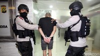 Polisi bersenjata lengkap membawa DR ke Mapolda Metro Jaya.