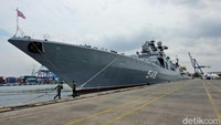 Kapal perang penghancur Rusia, Admiral Panteleyev bersandar di JICT 2 Pelabuhan Tanjung Priok, Jakarta Utara.