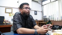Pria yang identik dengan kacamata hitam tersebut kini tampil berbeda usai hijrah.