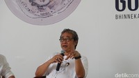 Pria kelahiran Yogyakarta itu melukis dengan menggunakan medium keramik sebagai pengganti kanvas.