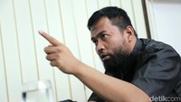 Bjah beberapa kali pernah tersandung kasus narkoba dan foto mesra.