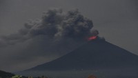 Warga dengan radius kurang dari 10 km diimbau mengungsi dan mencari tempat lebih aman (Foto: Dok. ANTARA Foto/Nyoman Budhiana)