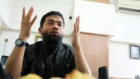 Hingga akhirnya ia bertemu seorang driver taksi online yang membagi kisah Hasan Basri.