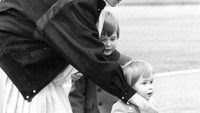 Sejak kecil, Harry dan William tak pernah lepas dari sorot media, apalagi setelah kepergian Putri Diana. Dok. Istimewa