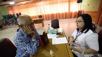 Tes urine tersebut dilakukan sebagai komitmen untuk melakukan pencegahan dan peredaran narkoba di wilayah Pemkot Jakarta Timur.