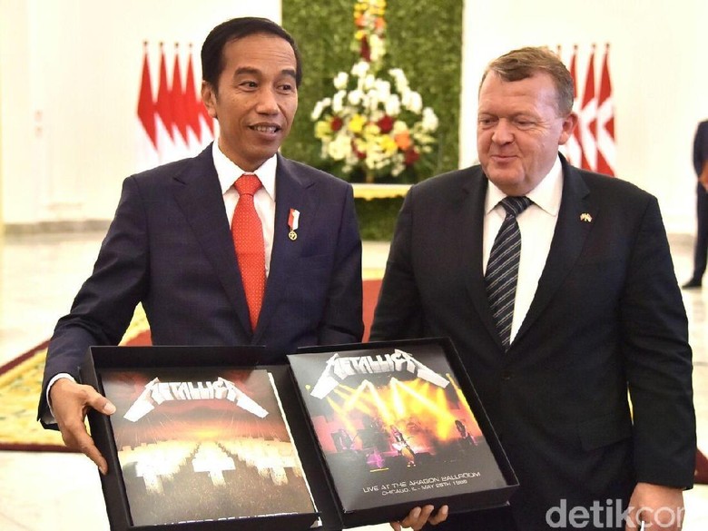 Jokowi Segera Laporkan Vinyl Metallica dari PM Denmark ke KPK Jokowi Segera Laporkan Vinyl Metallica dari PM Denmark ke KPK