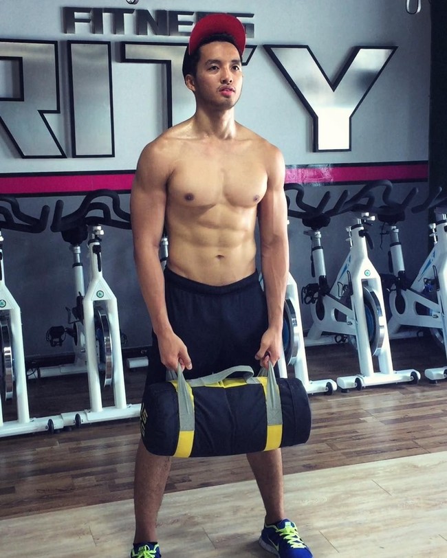 Gilbert Pangalila merupakan lulusan S1 Psikologi yang gemar fitnes juga olahraga. Terlihat kan, dari bentuk tubuhnya yang super atletis? Foto: Instagram/gilbertpangalila