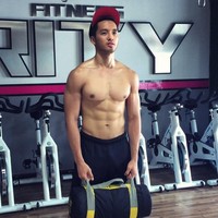 Gilbert Pangalila merupakan lulusan S1 Psikologi yang gemar fitnes juga olahraga. Terlihat kan, dari bentuk tubuhnya yang super atletis? Foto: Instagram/gilbertpangalila