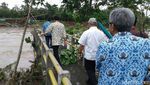 Foto: Sri Sultan HB X Cek Jembatan di Bantul yang Jebol karena Banjir