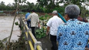 Foto: Sri Sultan HB X Cek Jembatan di Bantul yang Jebol karena Banjir