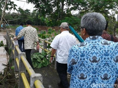 Foto: Sri Sultan HB X Cek Jembatan di Bantul yang Jebol karena Banjir