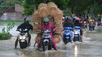 Data Badan Nasional Penanggulangan Bencana (BNPB), menyebutkan sebanyak 28 kabupaten/kota di pulau Jawa dan Bali terdampak cuaca ekstrem Siklon Cempaka sehingga menyebabkan banjir, tanah longsor dan angin puting beliung dan mengakibatkan 19 orang tewas. ANTARA FOTO/Aloysius Jarot Nugroho