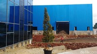 Pabrik yang didominasi warna biru terdiri dari 5 gedung yang masing-masing memiliki fungsi yang berbeda-beda.