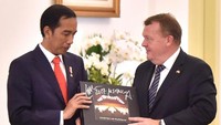 PM Denmark, Lars Lokke Rasmussen menyerahkan vinyl itu usai jumpa pers bersama Presiden Jokowi di Istana Bogor, Kota Bogor, Jawa Barat, kemarin (28/11). (Foto: Biro Pers Setpres)