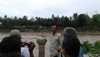 Sri Sultan meninjau jembatan Soka yang jebol pada Rabu (29/11) sore (Foto: Edzan Raharjo/detikcom)