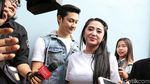 So Sweet! Saat Sang Suami Bantu Dewi Persik Lewati Genangan