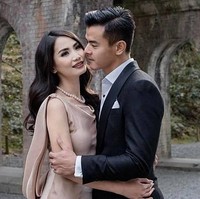 Dion Wiyoko adalah seorang artis yang memulai karirnya di dunia model, hubungannya sudah berjalan 3 tahun dan akhirnya memantapkan dirinya dengan menikahi seorang mantan pramugari bernama Fiona Anthony. Foto: Istimewa