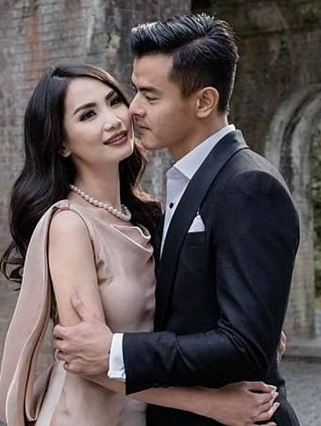 Dion Wiyoko adalah seorang artis yang memulai karirnya di dunia model, hubungannya sudah berjalan 3 tahun dan akhirnya memantapkan dirinya dengan menikahi seorang mantan pramugari bernama Fiona Anthony. Foto: Istimewa