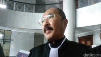 KPK menetapkan Fredrich Yunadi sebagai tersangka kasus perintangan penyidikan kasus korupsi e-KTP yang menjerat Setya Novanto. Foto: Fredrich Yunadi usai sidang di MK (Rani-detikcom) 