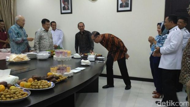 Saat JK Ikut Beri Surprise Ultah Kepala Setwapres