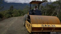 Pembangunan cukup menantang dengan kondisi cuaca dan medan berat pun menjadi tantangan dalam membawa material dan alat berat ke lokasi. Pool/Kementerian PUPR.