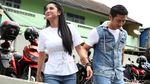 So Sweet! Saat Sang Suami Bantu Dewi Persik Lewati Genangan