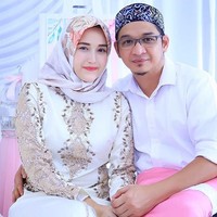Pasha Ungu resmi melepas masa dudanya dengan menikahi pramugari Adelia Wilhelmia pada 2011. Setelah menikah Adelia memutuskan untuk menjadi ibu rumah tangga dan mendampingi suaminya yang kini menjabat sebagai wakil Walikota Palu, Sulawesi Tengah. Foto: Instagram