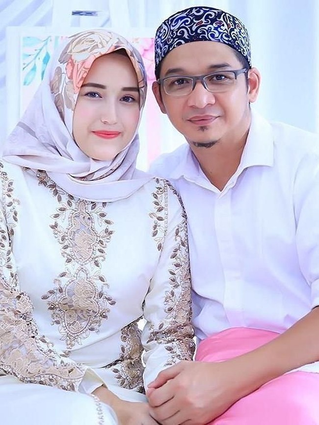 Pasha Ungu resmi melepas masa dudanya dengan menikahi pramugari Adelia Wilhelmia pada 2011. Setelah menikah Adelia memutuskan untuk menjadi ibu rumah tangga dan mendampingi suaminya yang kini menjabat sebagai wakil Walikota Palu, Sulawesi Tengah. Foto: Instagram