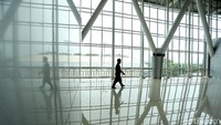 Setelah tiba di Stasiun Bandara Soetta, penumpang bisa melanjutkan ke masing-masing terminal keberangkatan menggunakan skytrain yang ada di integrated building.