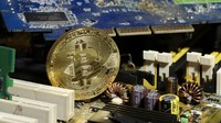 Bitcoin dikembangkan pada 2009 oleh seorang yang anonim. Saat diluncurkan, nilainya hanya beberapa sen saja. Namun pada akhir Agustus 2013 nilai total Bitcoin yang beredar sudah melebihi US$ 1,5 miliar dengan total transaksi pertukaran bernilai jutaan dolar setiap harinya. Reuters/Files.